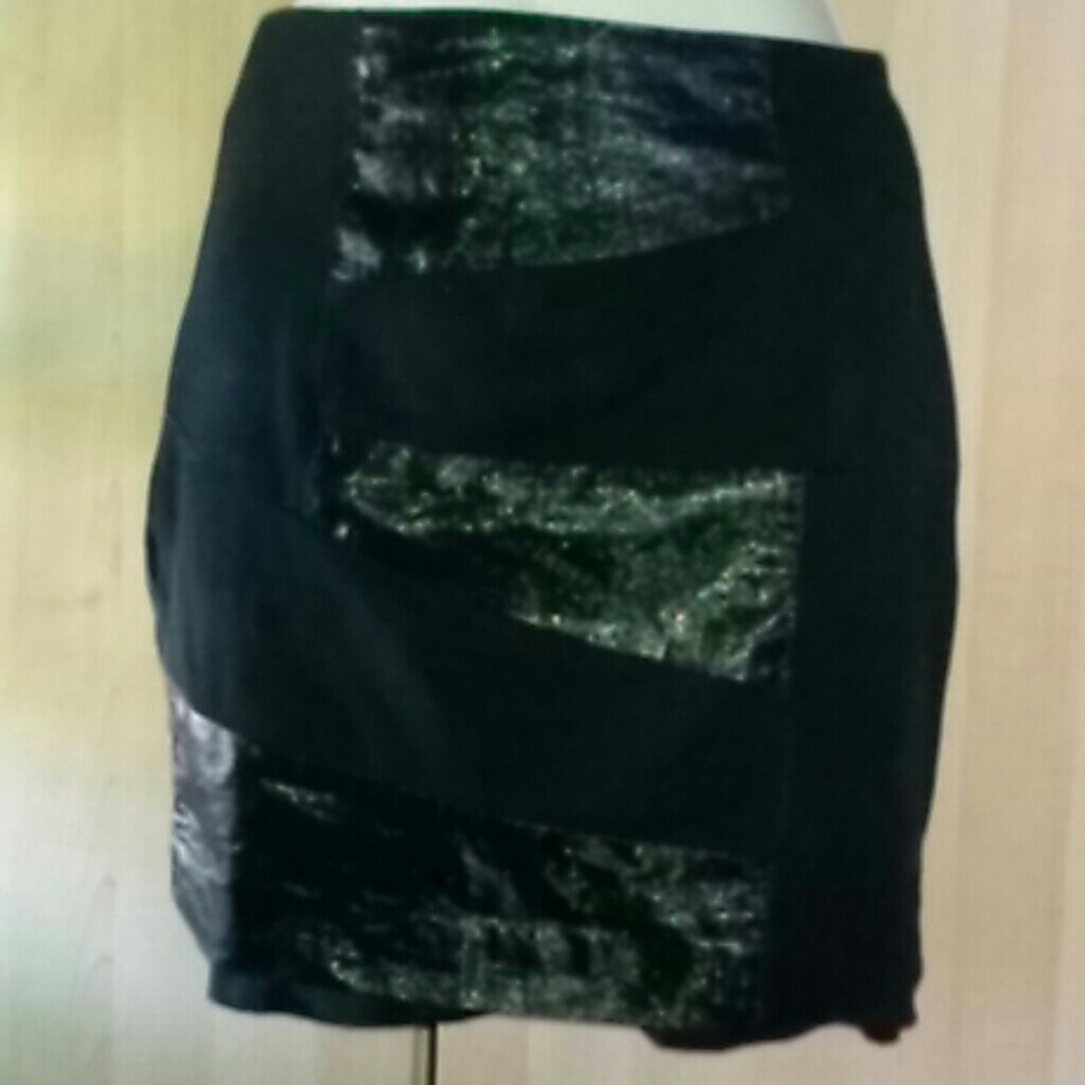 BEBE MINI SKIRT-SIZE 00-GENTLY WORN